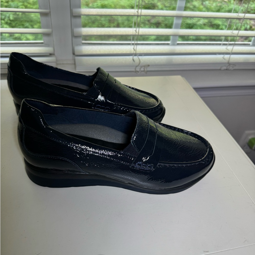 NEW! Walking Cradles Women's Leather Loafers Navy Crinkle Patent